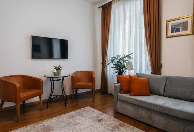 Cathedral Apartments Self Check In