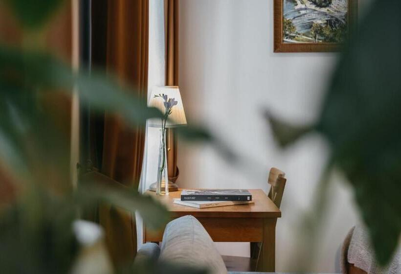 Cathedral Apartments Self Check In