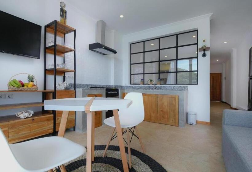 Отель Komodo Suites Downtown Managed By Cpm Bali