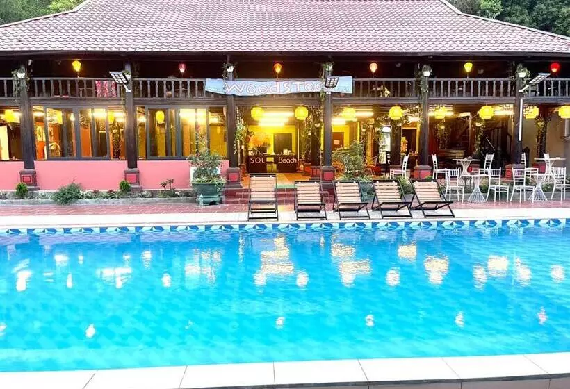 هتل Woodstock Beach Camp