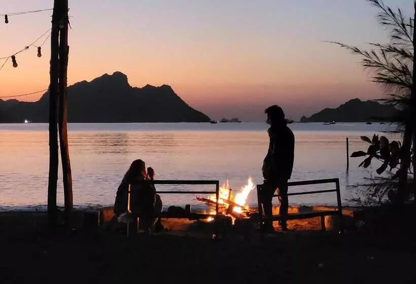 هتل Woodstock Beach Camp