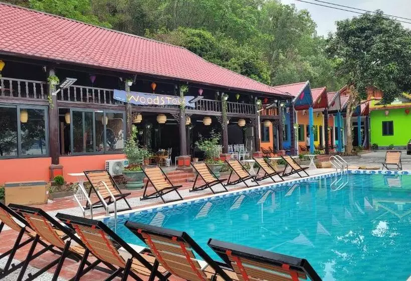 هتل Woodstock Beach Camp