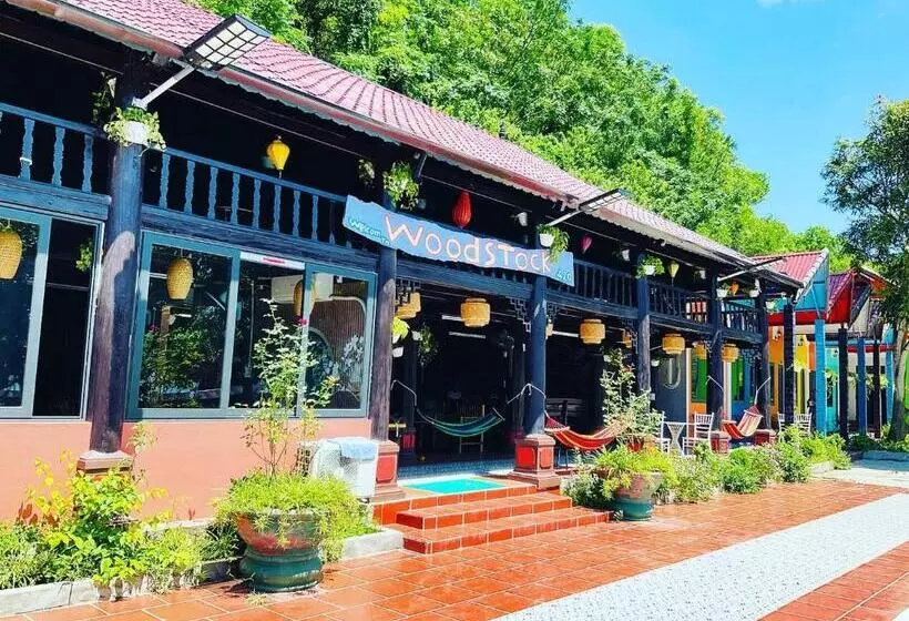 هتل Woodstock Beach Camp