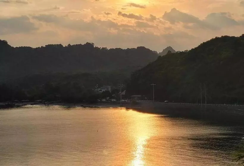 هتل Woodstock Beach Camp