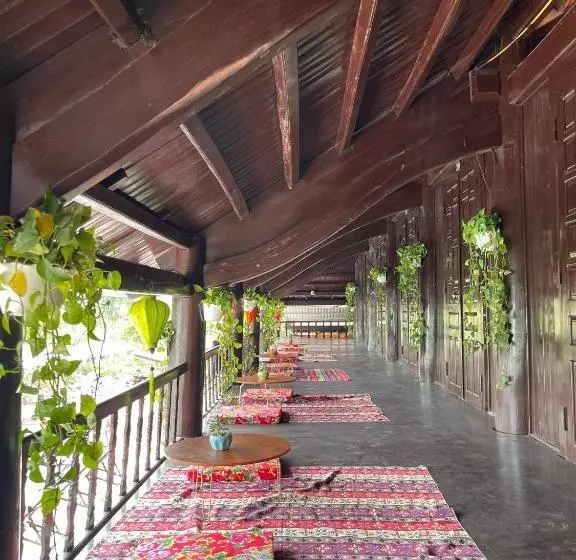 هتل Woodstock Beach Camp