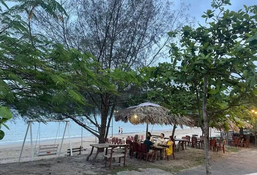 هتل Woodstock Beach Camp