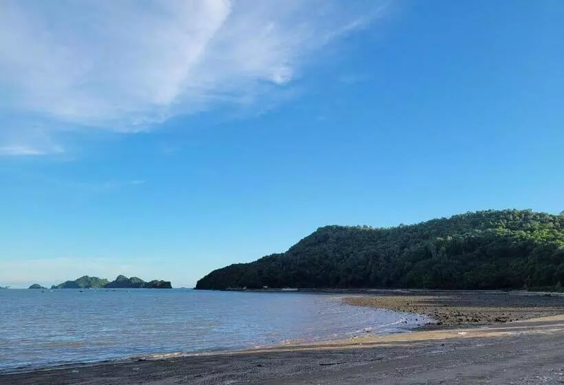 هتل Woodstock Beach Camp