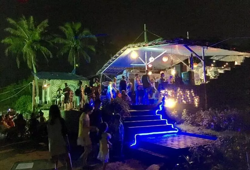 هتل Woodstock Beach Camp