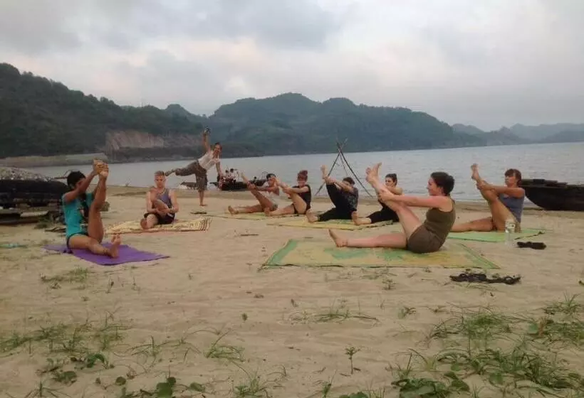 هتل Woodstock Beach Camp