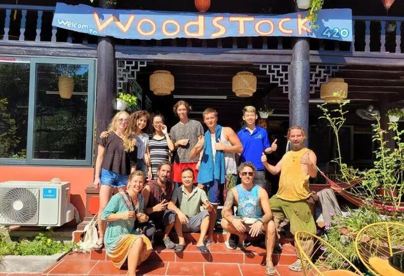 هتل Woodstock Beach Camp
