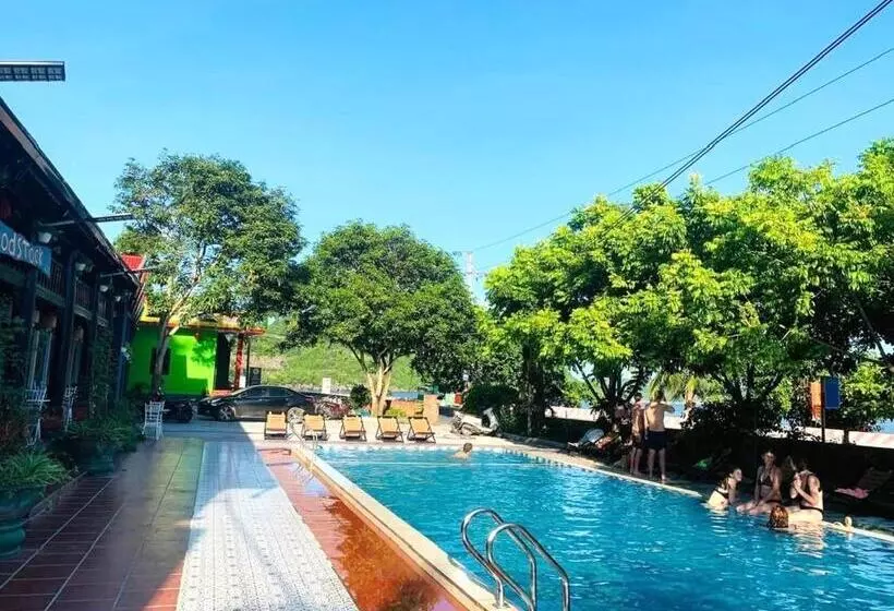 هتل Woodstock Beach Camp