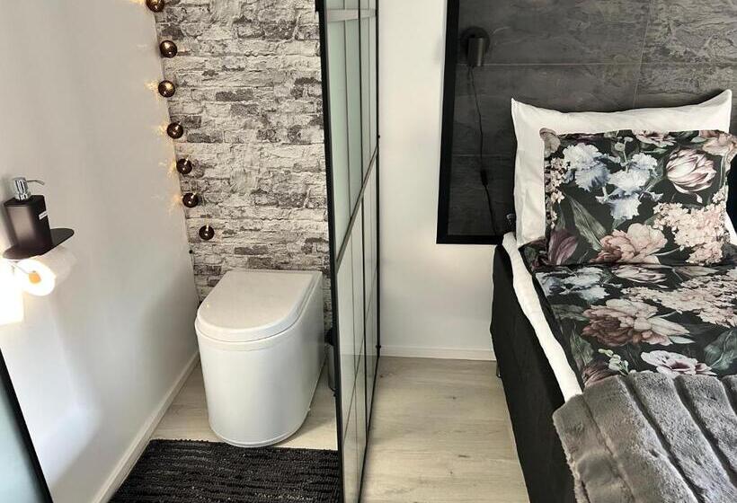 פנסיון Guest House   Northern Tealight