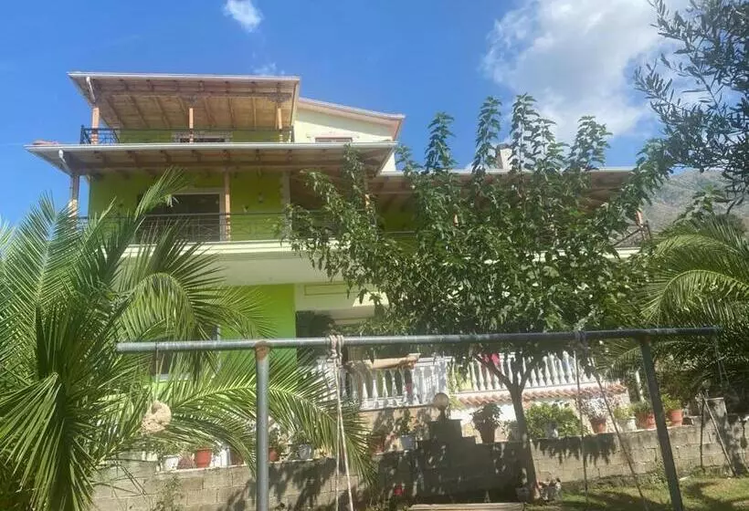 پانسیون Llacini House