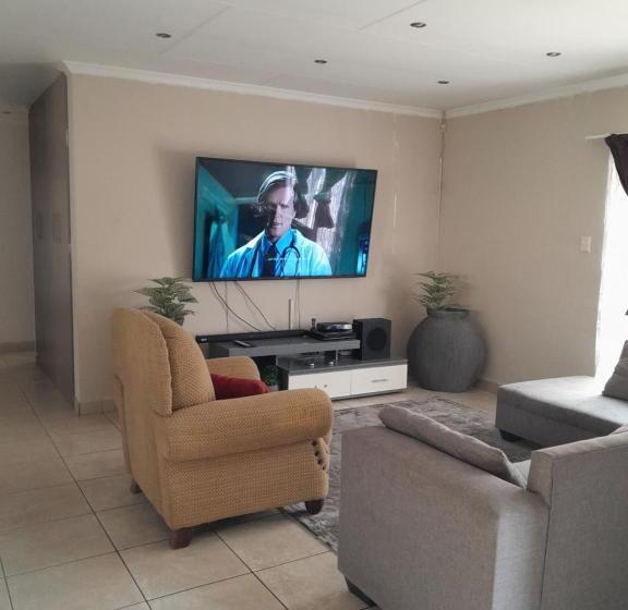 הוסטל Secunda Backpackers