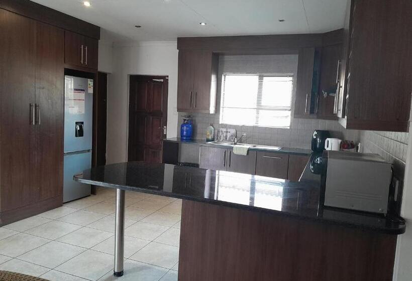 הוסטל Secunda Backpackers