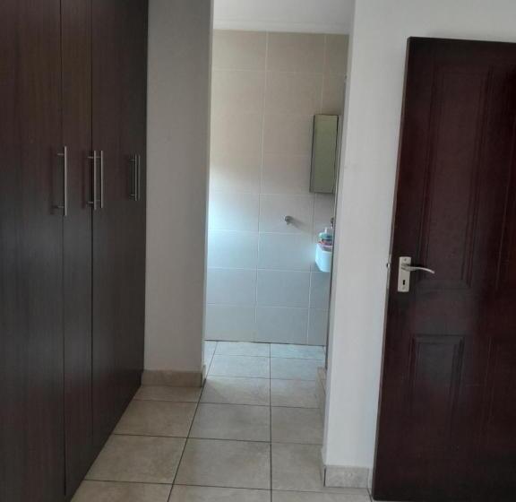 הוסטל Secunda Backpackers