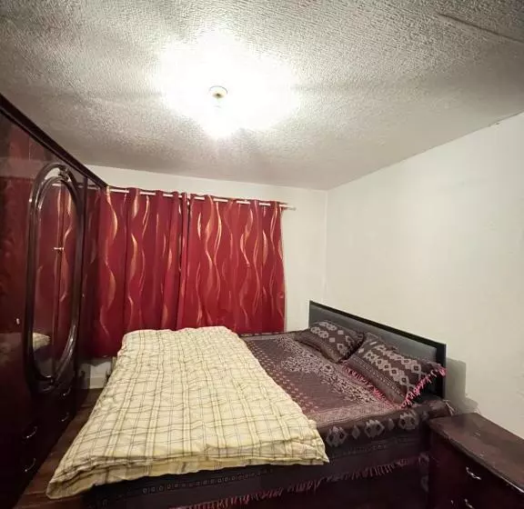 پانسیون Double Bed Big Tidy Room With All Indeed Stuff