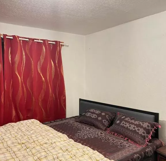 پانسیون Double Bed Big Tidy Room With All Indeed Stuff