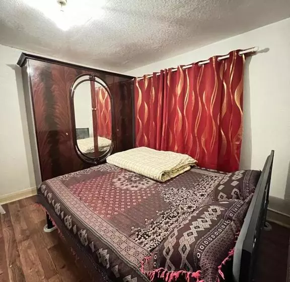 پانسیون Double Bed Big Tidy Room With All Indeed Stuff