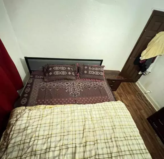 پانسیون Double Bed Big Tidy Room With All Indeed Stuff