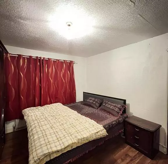 پانسیون Double Bed Big Tidy Room With All Indeed Stuff