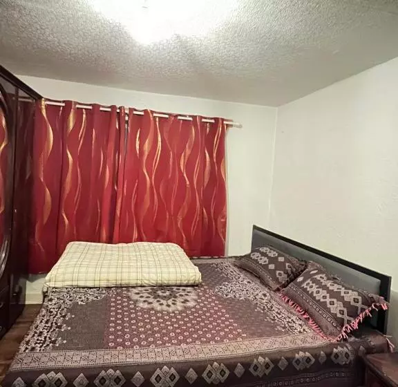 پانسیون Double Bed Big Tidy Room With All Indeed Stuff