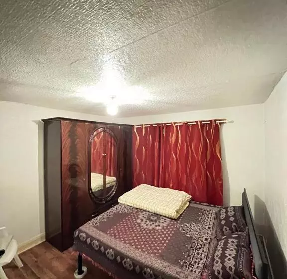 پانسیون Double Bed Big Tidy Room With All Indeed Stuff