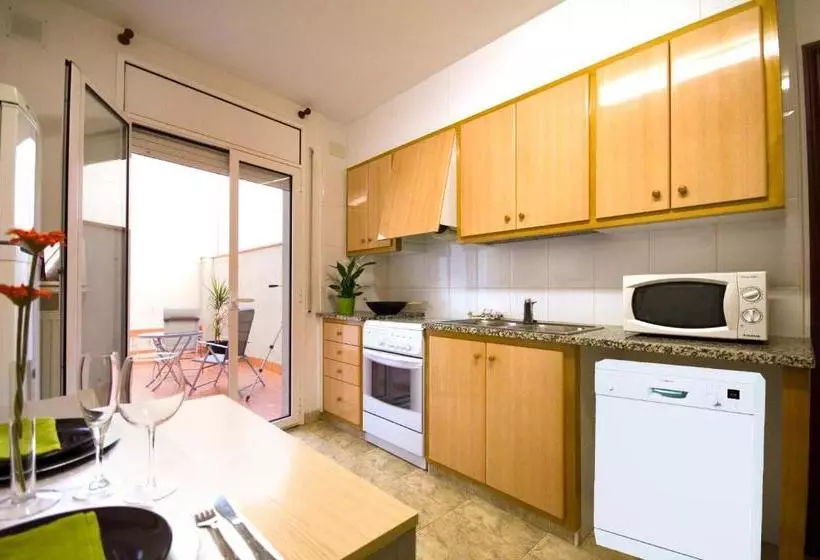 هتل Apartments Figueres