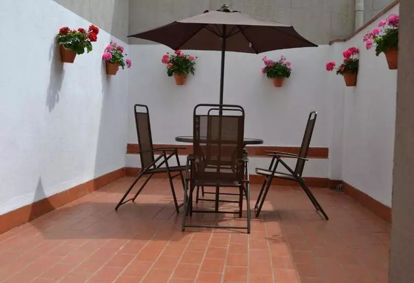هتل Apartments Figueres