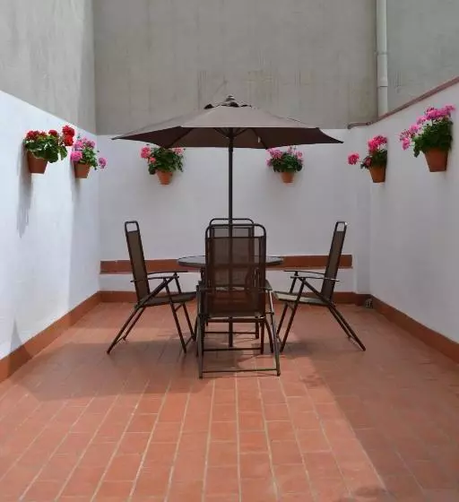 هتل Apartments Figueres