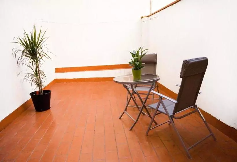 هتل Apartments Figueres