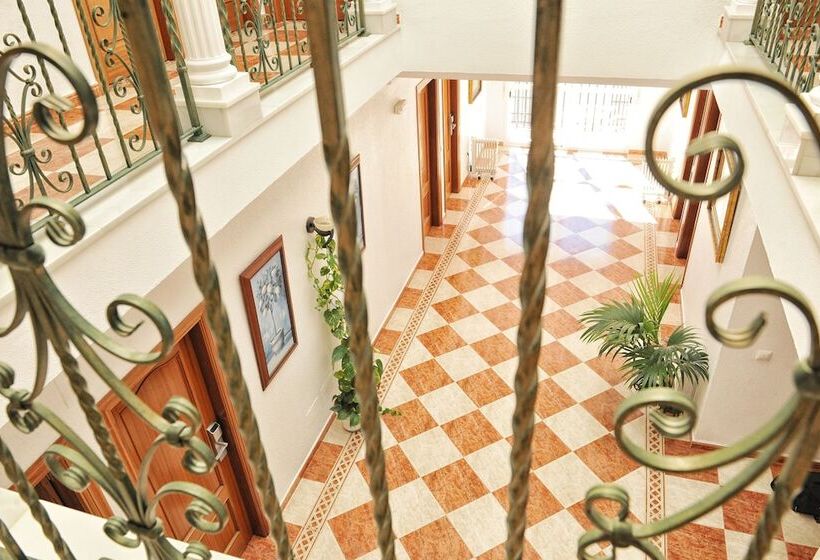 هتل Hostal Puerto Lepe