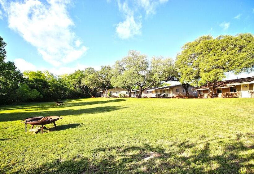 酒店 Peach Tree Inn & Suites