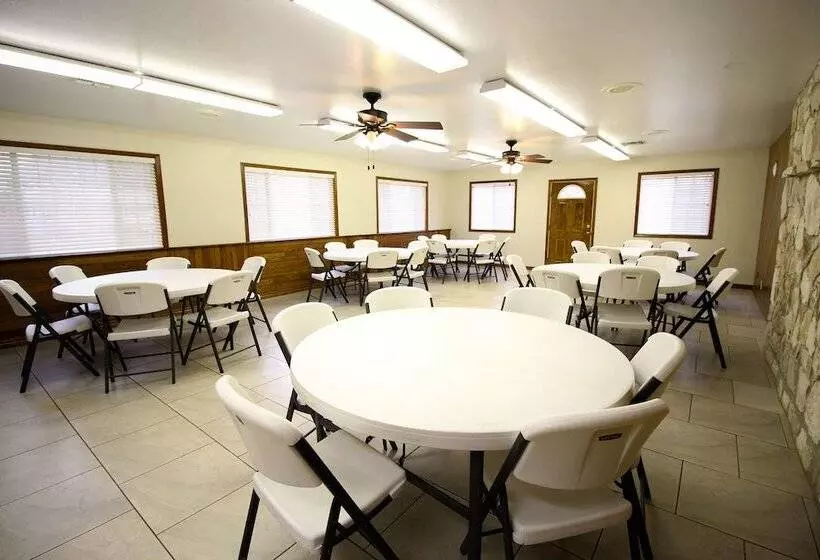 Hotelli Peach Tree Inn & Suites
