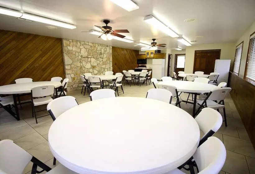 Hotelli Peach Tree Inn & Suites