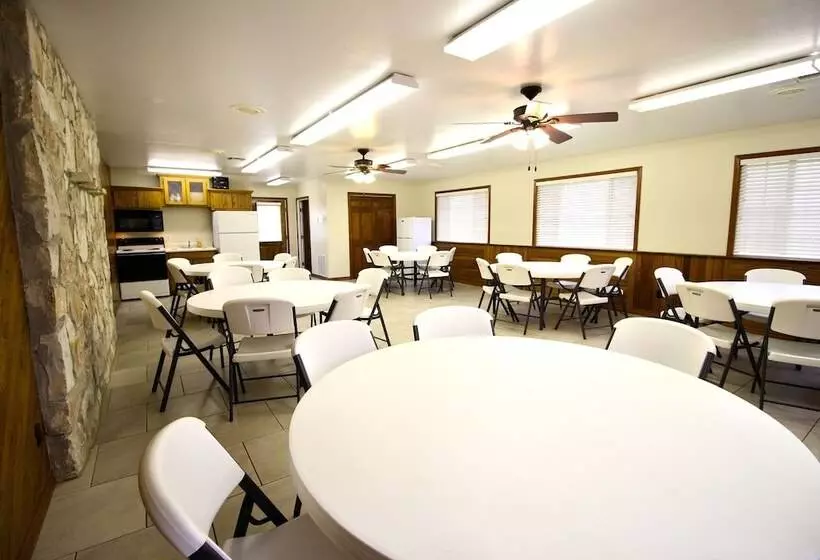 Hotelli Peach Tree Inn & Suites