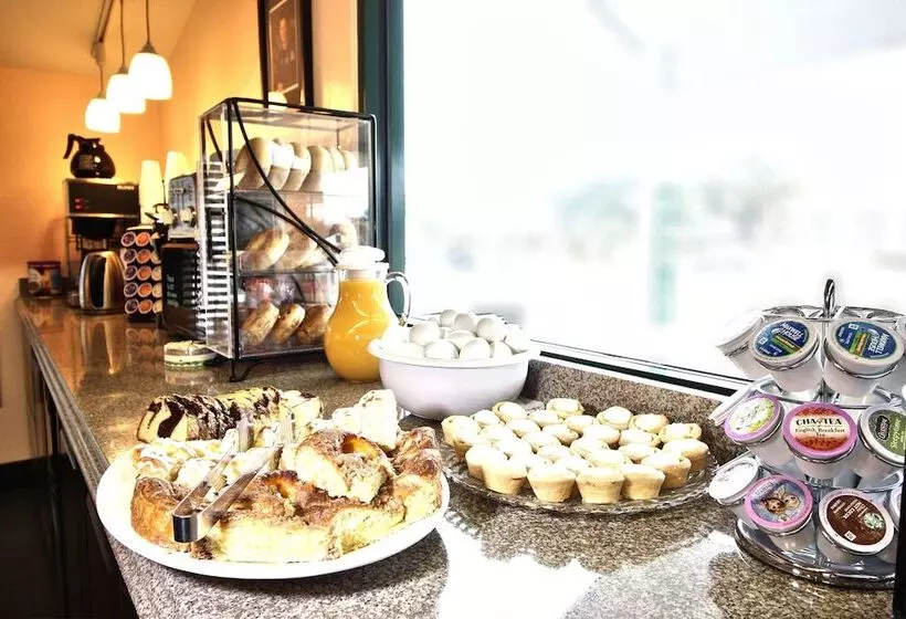 Hotelli Peach Tree Inn & Suites