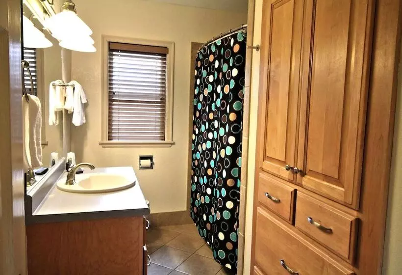 Hotelli Peach Tree Inn & Suites