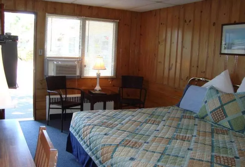 Town & Beach Motel