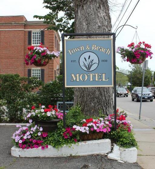 Town & Beach Motel