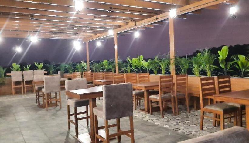 בית מלון כפרי Beeza Clubhouse