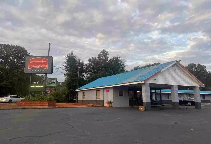 Hotelli Fairbridge Inn & Suites