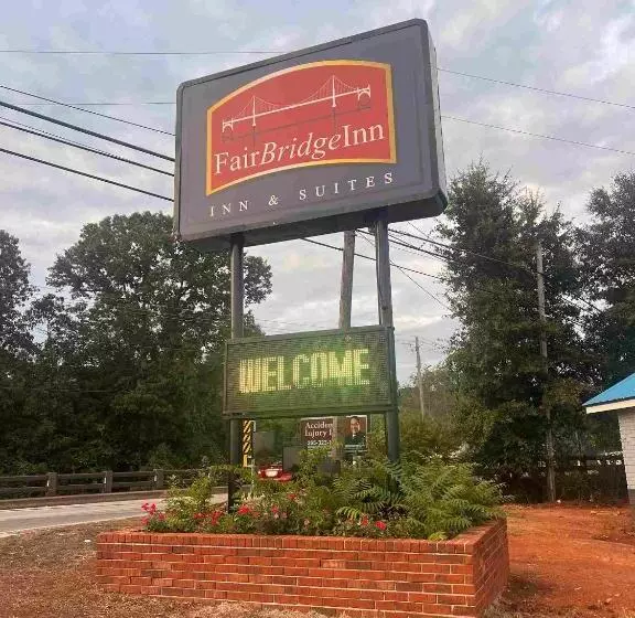 Hotelli Fairbridge Inn & Suites