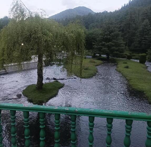 בית מלון כפרי Knight View