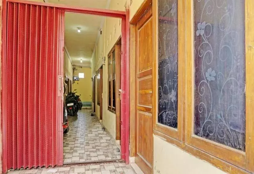 Hotelli Oyo Life 92936 Kost Teteh Erni Karawang