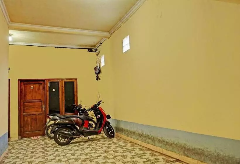 Hotelli Oyo Life 92936 Kost Teteh Erni Karawang