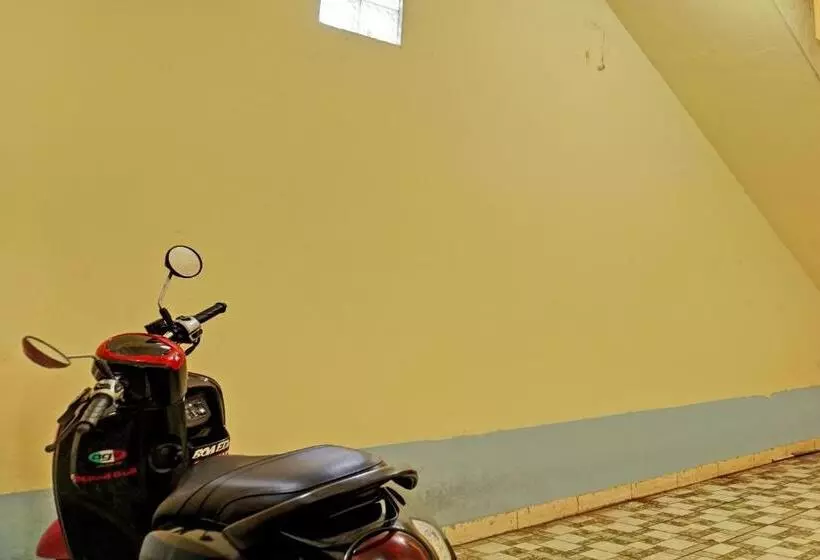 Hotelli Oyo Life 92936 Kost Teteh Erni Karawang