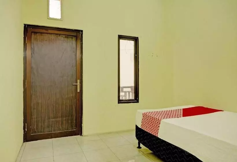 Hotelli Oyo Life 92936 Kost Teteh Erni Karawang