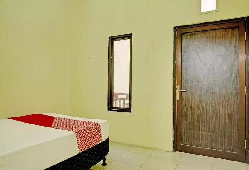 Hotelli Oyo Life 92936 Kost Teteh Erni Karawang