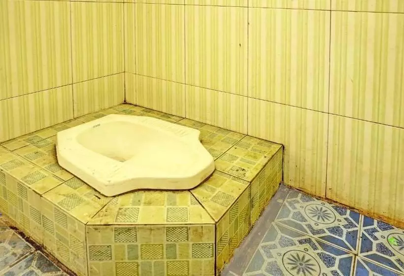 Hotelli Oyo Life 92936 Kost Teteh Erni Karawang
